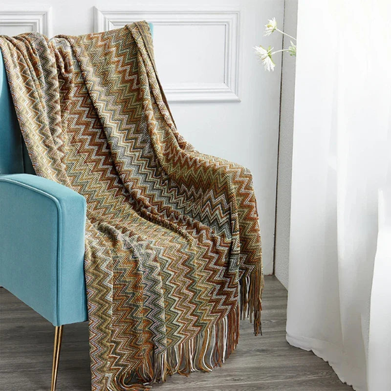 Châle à motifs Plaid Chevron avec design zigzag et franges sur une chaise