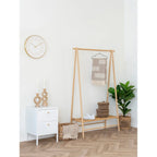 Portemanteau A-frame en bois clair avec panier tressé et serviette taupe à carreaux