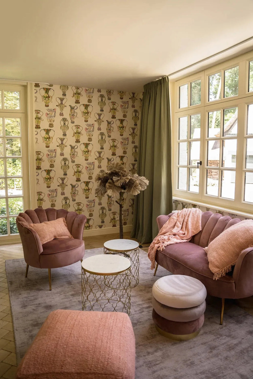 Canapé en velours rose saumon poussiéreux avec tufting en canal, parfait pour la décoration élégante