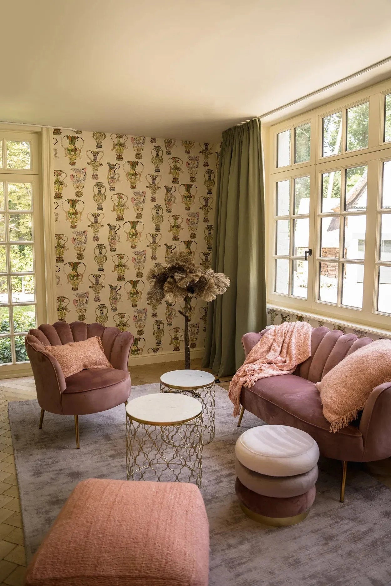 Canapé en velours rose saumon poussiéreux avec tufting en canal, parfait pour la décoration élégante