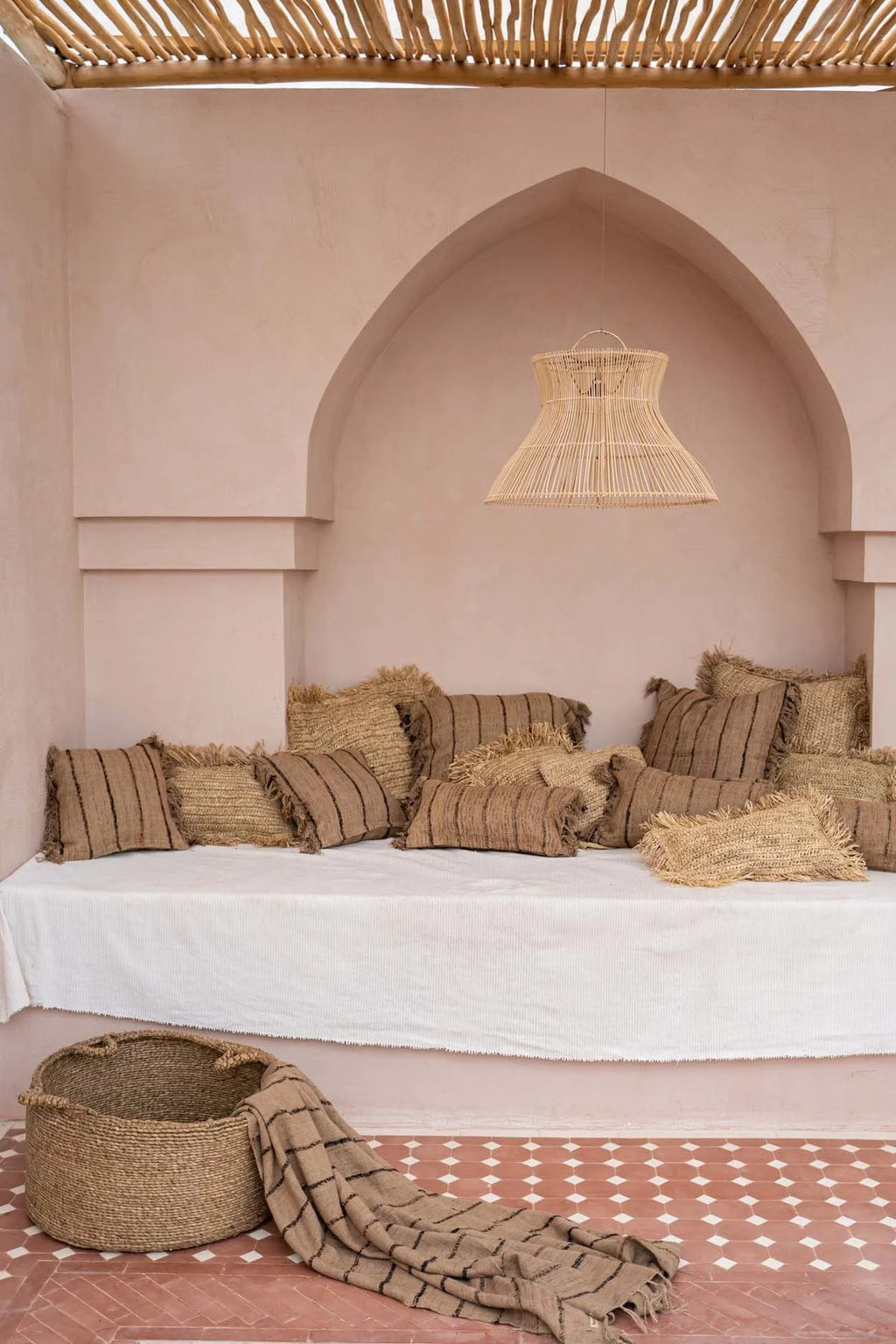 Coussins en fibres naturelles avec franges et rayures foncées pour canapé ou lit