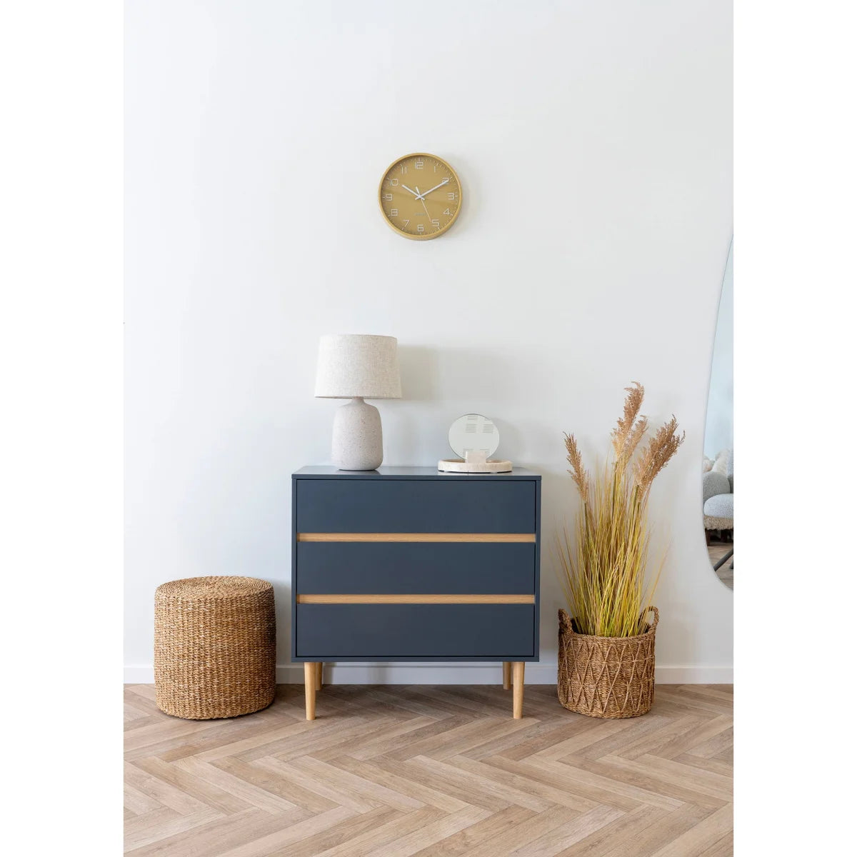 Commode bleu marine avec accents bois clair et pieds fuselés