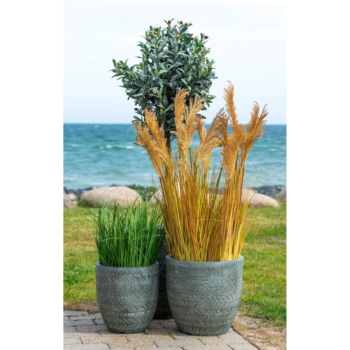 Deux pots gris texturés avec herbe verte et graminées dorées plumeaux beige H110 cm