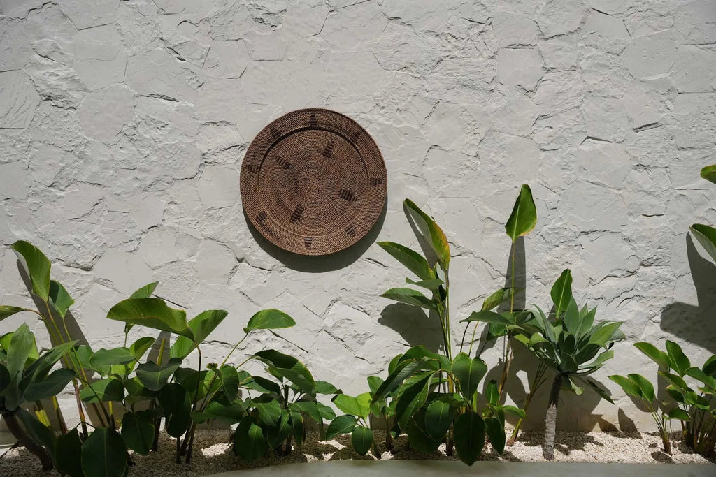 Décoration murale ronde en rotin tressé brun avec motifs ethniques, diamètre 80 cm