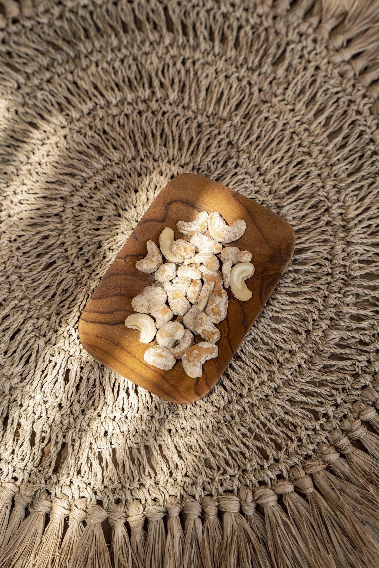 Plateau rectangulaire en racine de teck naturelle pour présentation culinaire