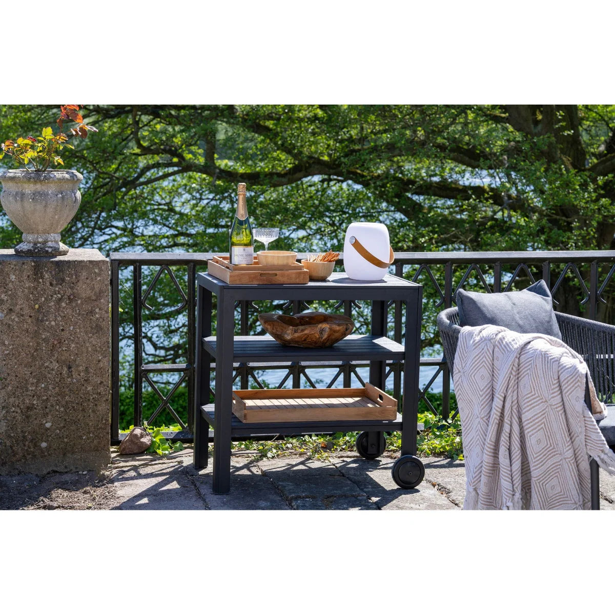 Chariot de patio en métal noir avec plateaux et étagères en teck naturel