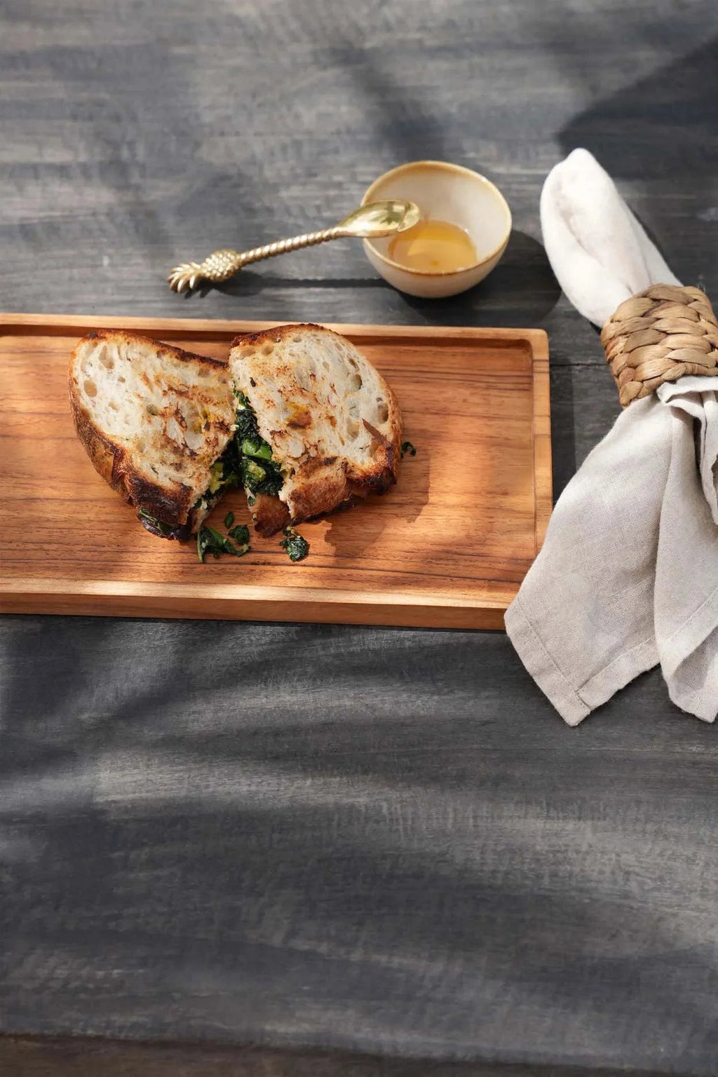 Plateau en teck naturel rectangulaire avec pain grillé aux légumes