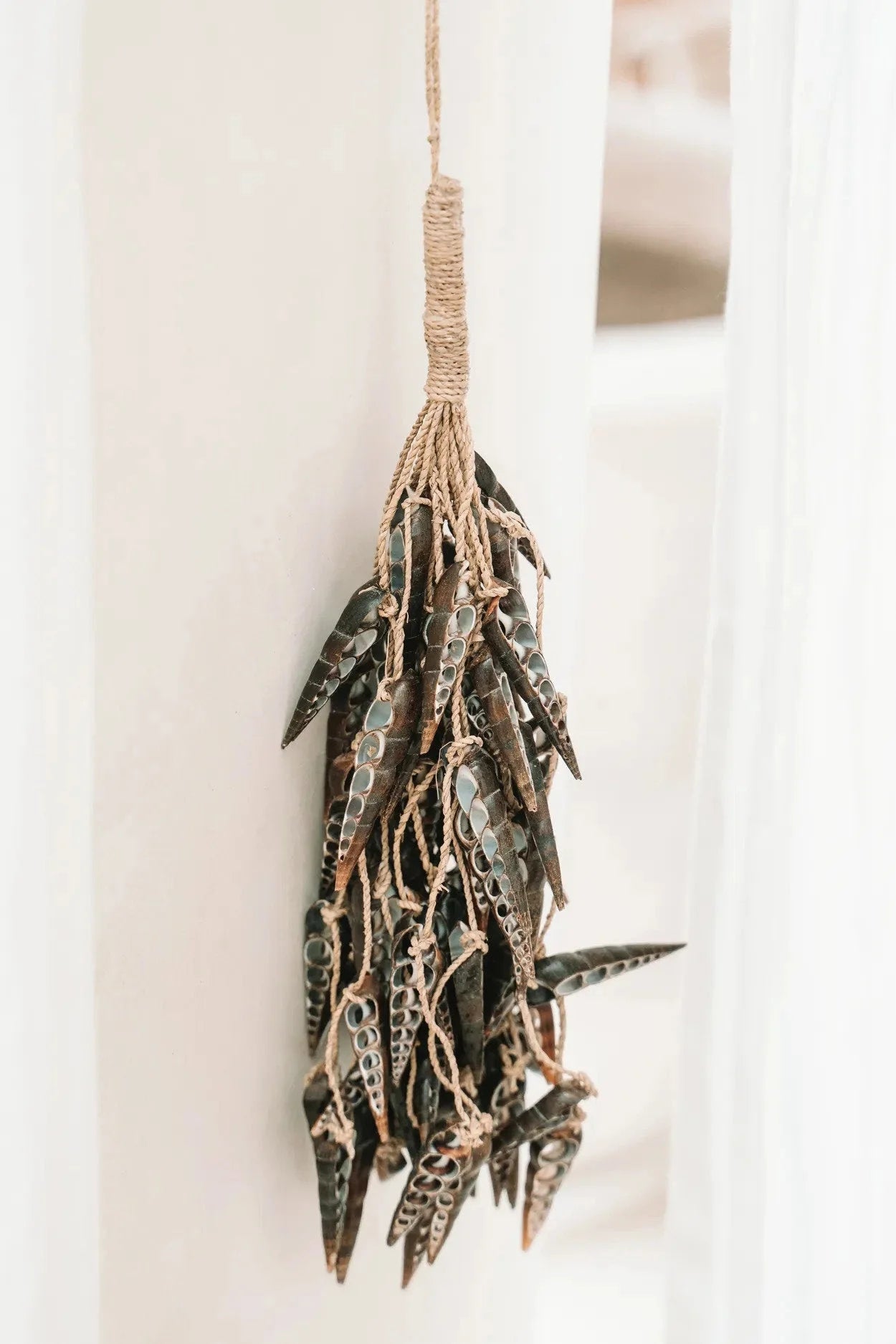 Pompon en coquillages naturels marron forme grappes suspendues
