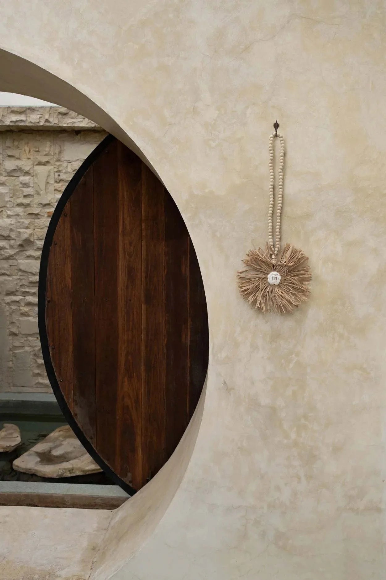 Pompon décoratif en raphia naturel avec motif floral – 70 cm