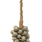 Grappe d’escargots de mer gris sur un porte-rouleau en corde tressée pour décoration