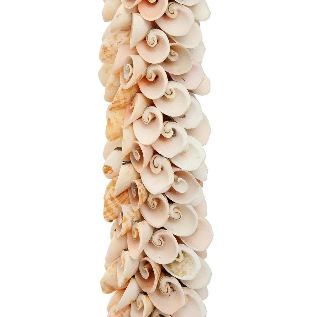 Pompon mural avec coquillages naturels beige-crème en fleur