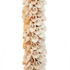 Pompon mural avec coquillages naturels beige-crème en fleur