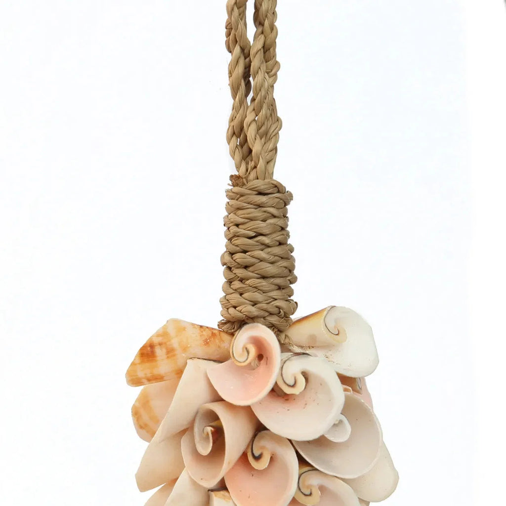 Pompon mural avec coquillages naturels beige-crème en cluster floral, suspendu par corde tressée