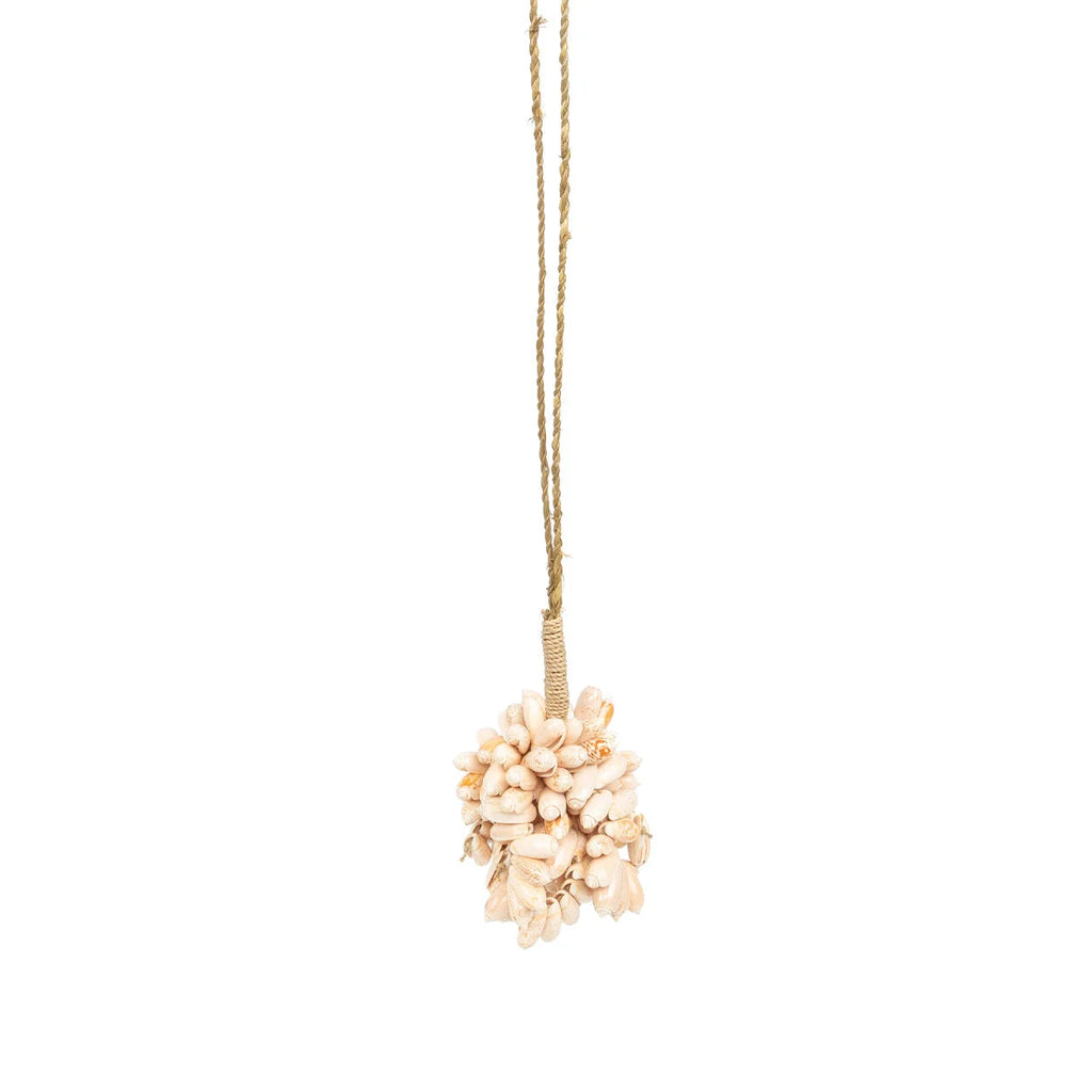 Mural pompon en coquillages crème naturels, rose et corde végétale
