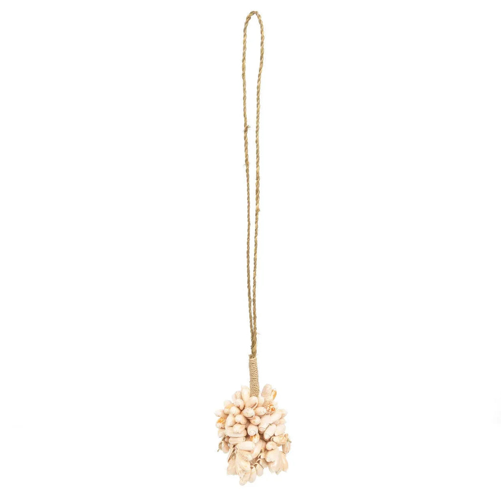 Mural pompon en coquillages crème naturels, rose et corde végétale