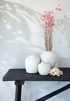 Vase céramique blanc texturé haut avec fleurs roses séchées