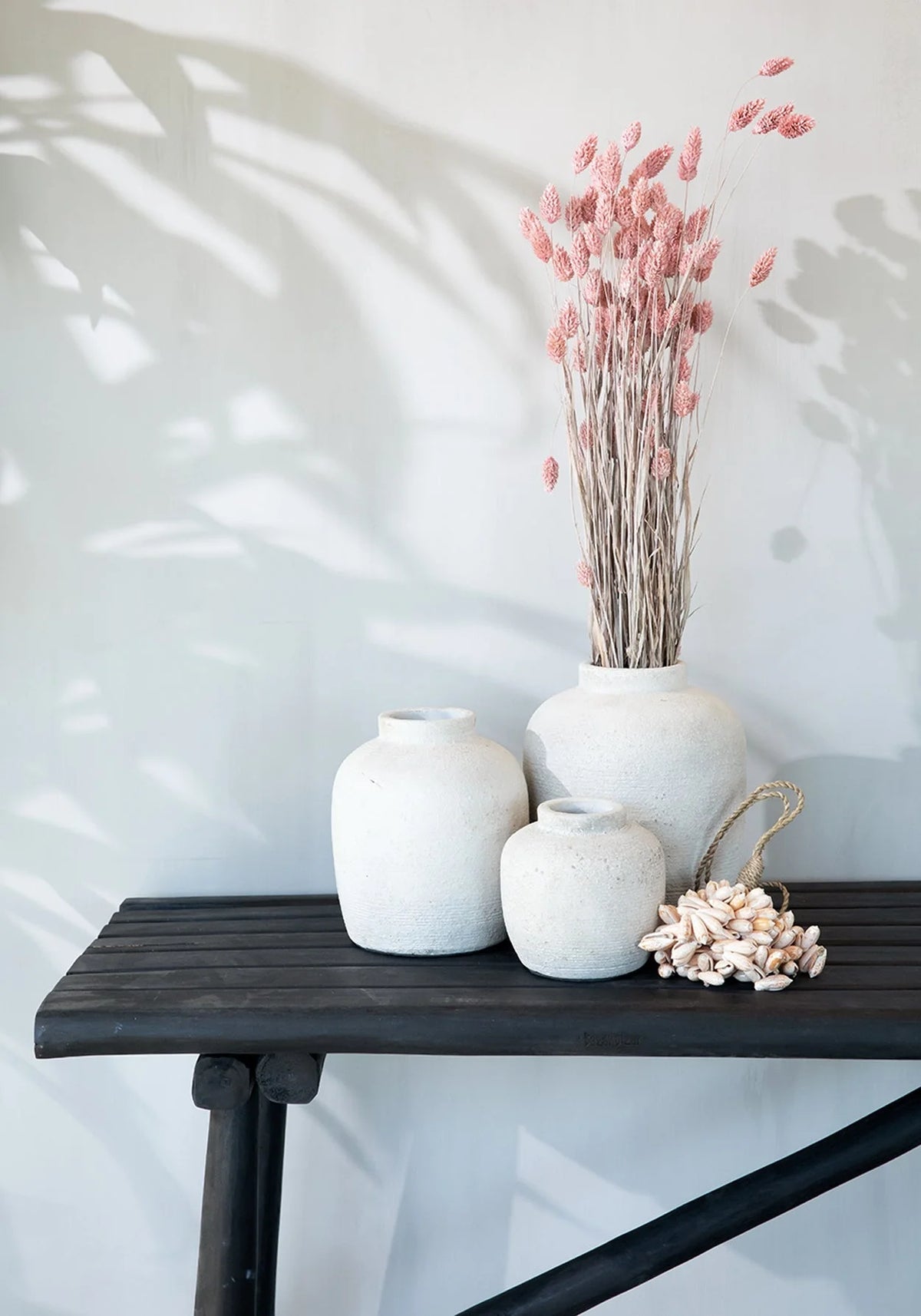 Vase céramique blanc texturé haut avec fleurs roses séchées