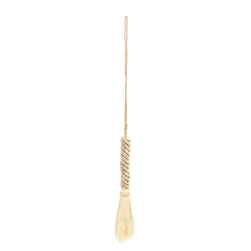 Pompon mural en coton et coquillages cauris naturel
