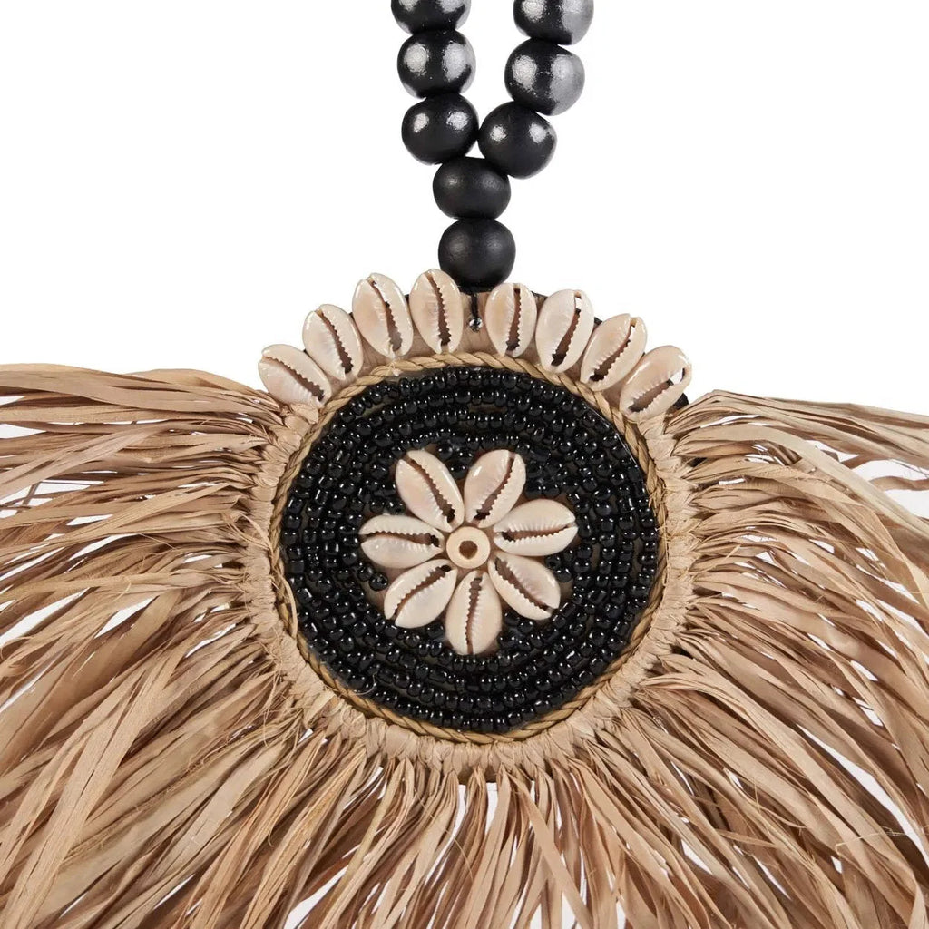 Pompon mural en raphia noir et naturel avec perles et fleur centrale