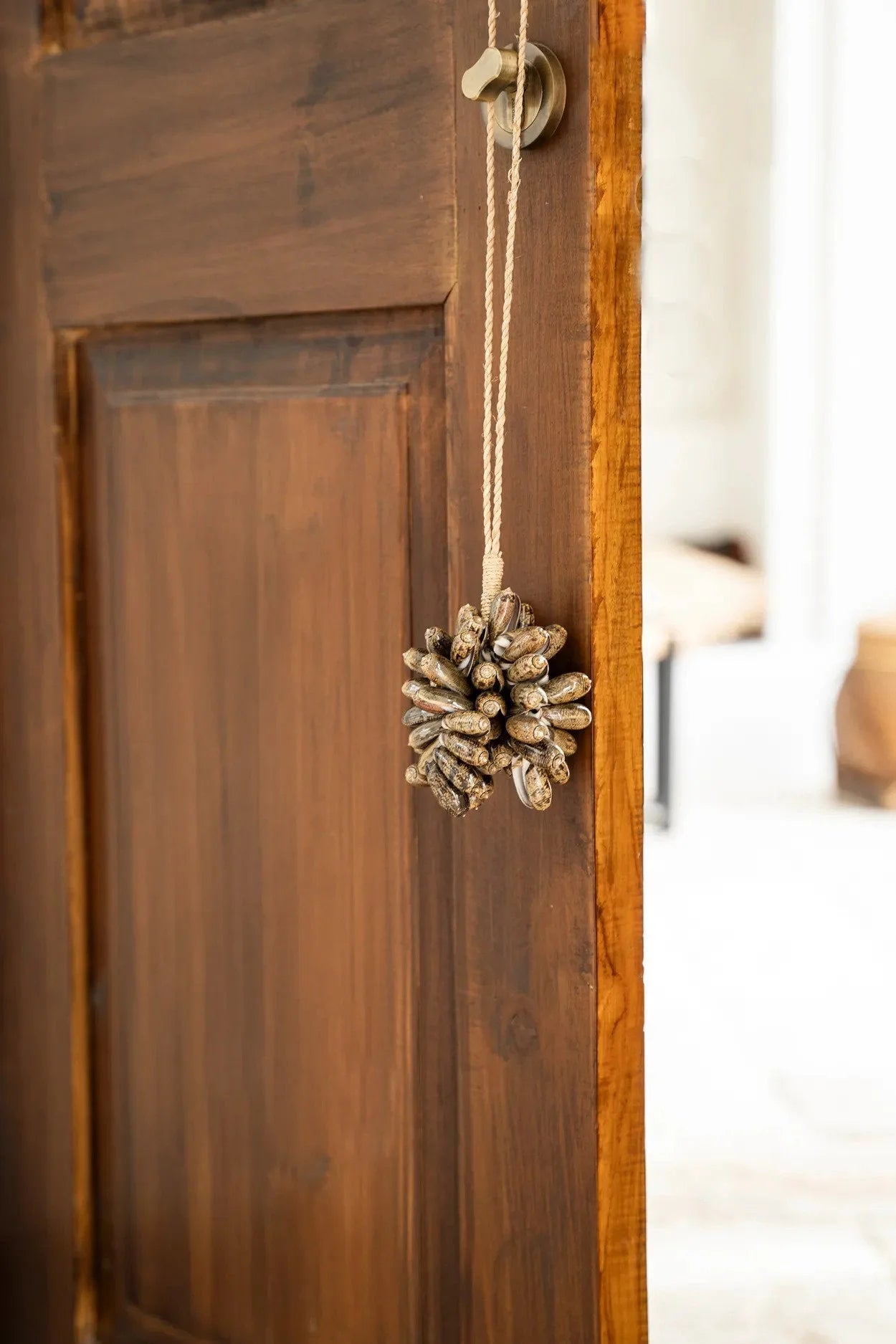 Ornement en coquillages naturels marron suspendu au bouton de porte pour décoration intérieure