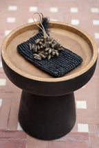 Sac noir tissé avec embellissements métalliques et pompon en plumes naturelles