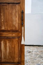 Porte en bois brun foncé avec poignée en laiton ornée