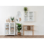 Meuble blanc à portes vitrées avec panier tressé et cadre bois minimaliste