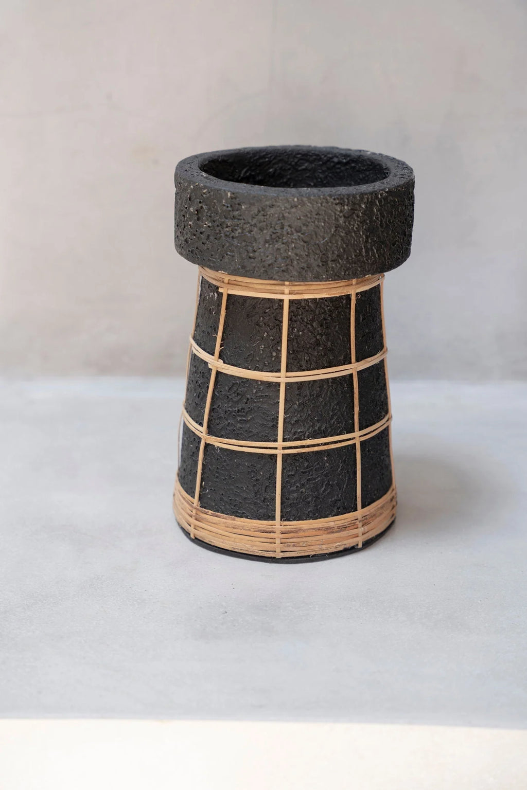 Porte-bougie en terre cuite noire et rotin 20 cm