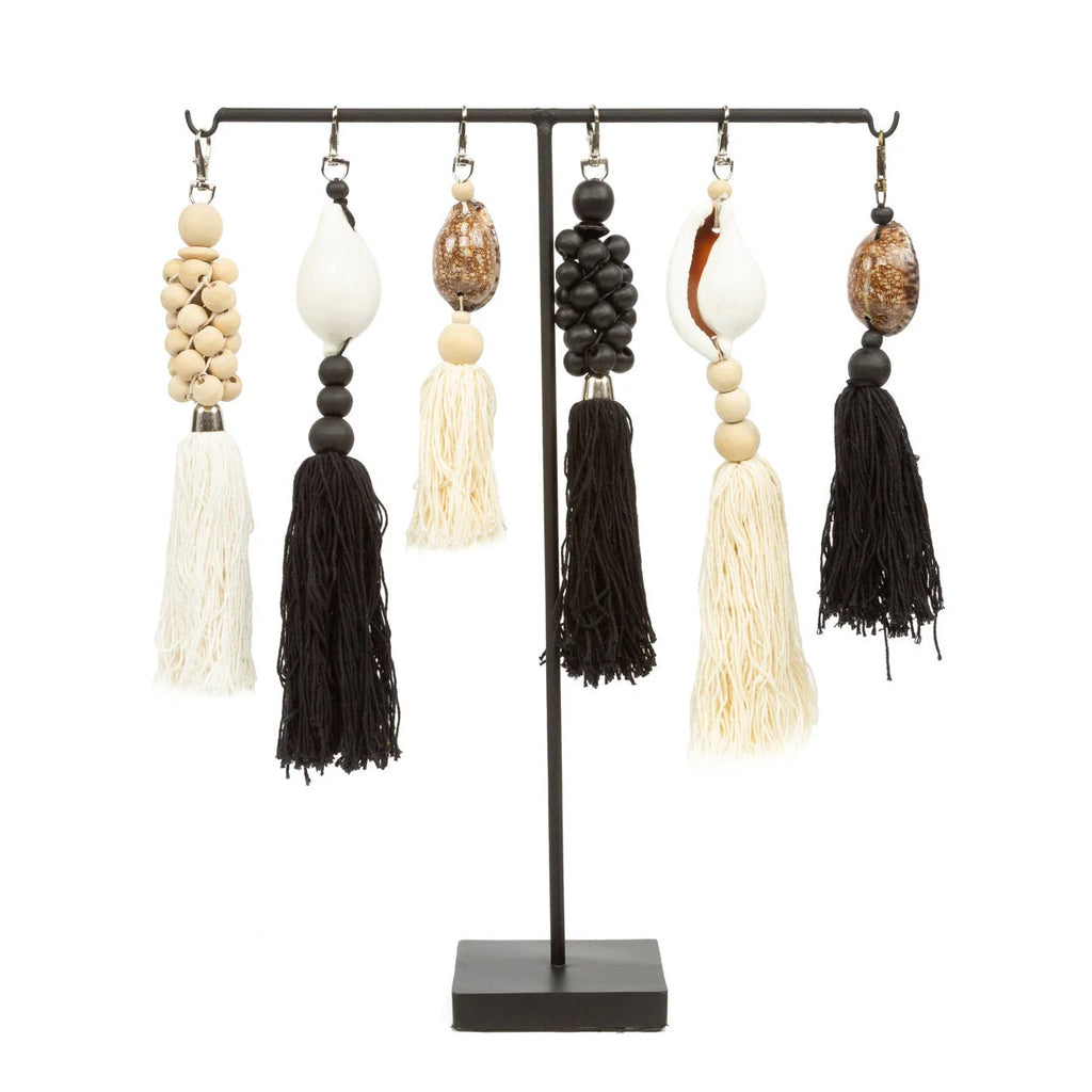Support à boucles d’oreilles en métal noir avec perles blanches et marron