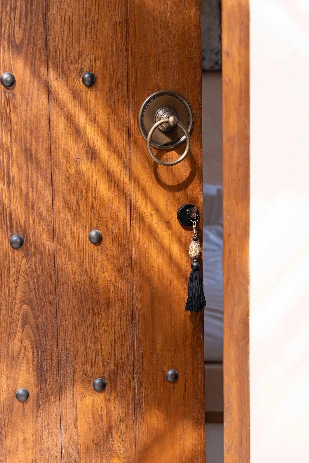 Porte-clés en bois avec coquillage noir marron et pompon déco