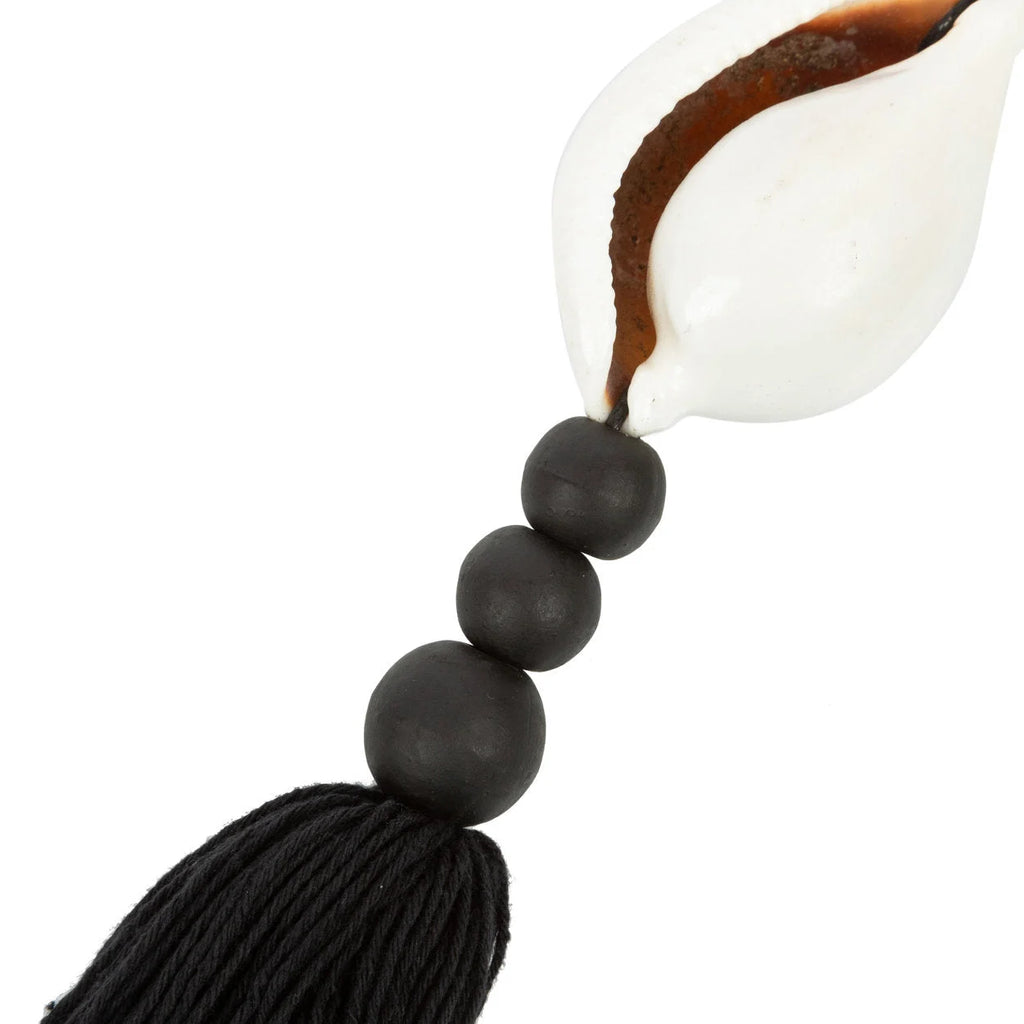 Collier de pompon noir avec perles mates et pendentif coquillage blanc