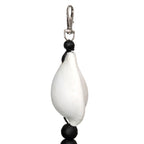 Pendentif goutte blanche avec perles noires et fermoir argenté