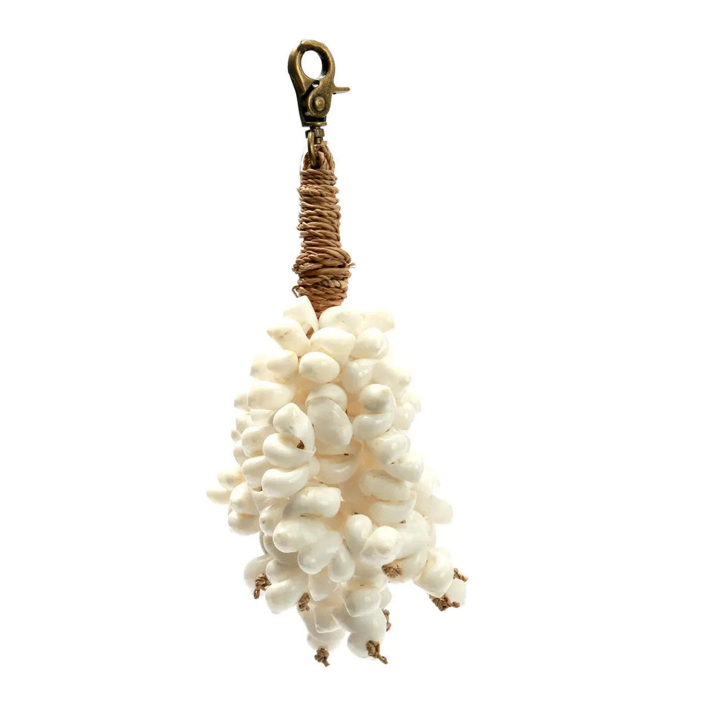 Porte-clés en coquillages blancs avec top en corde herbe marine