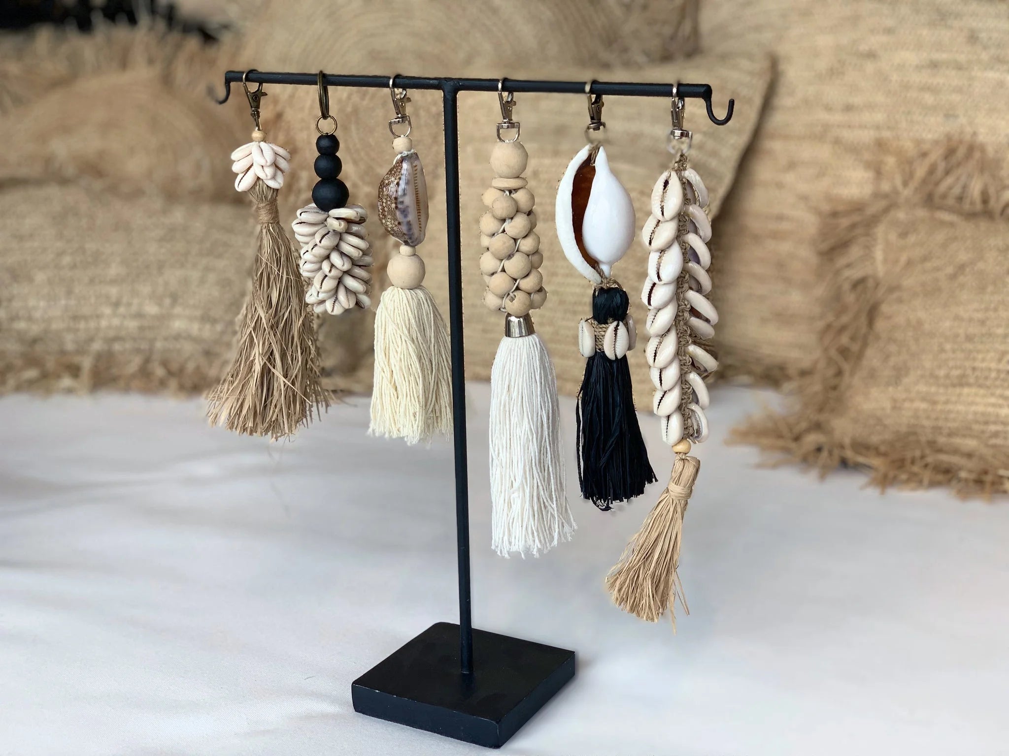 Porte-clés décoratifs en coquillages beige et noir avec franges en fibres naturelles