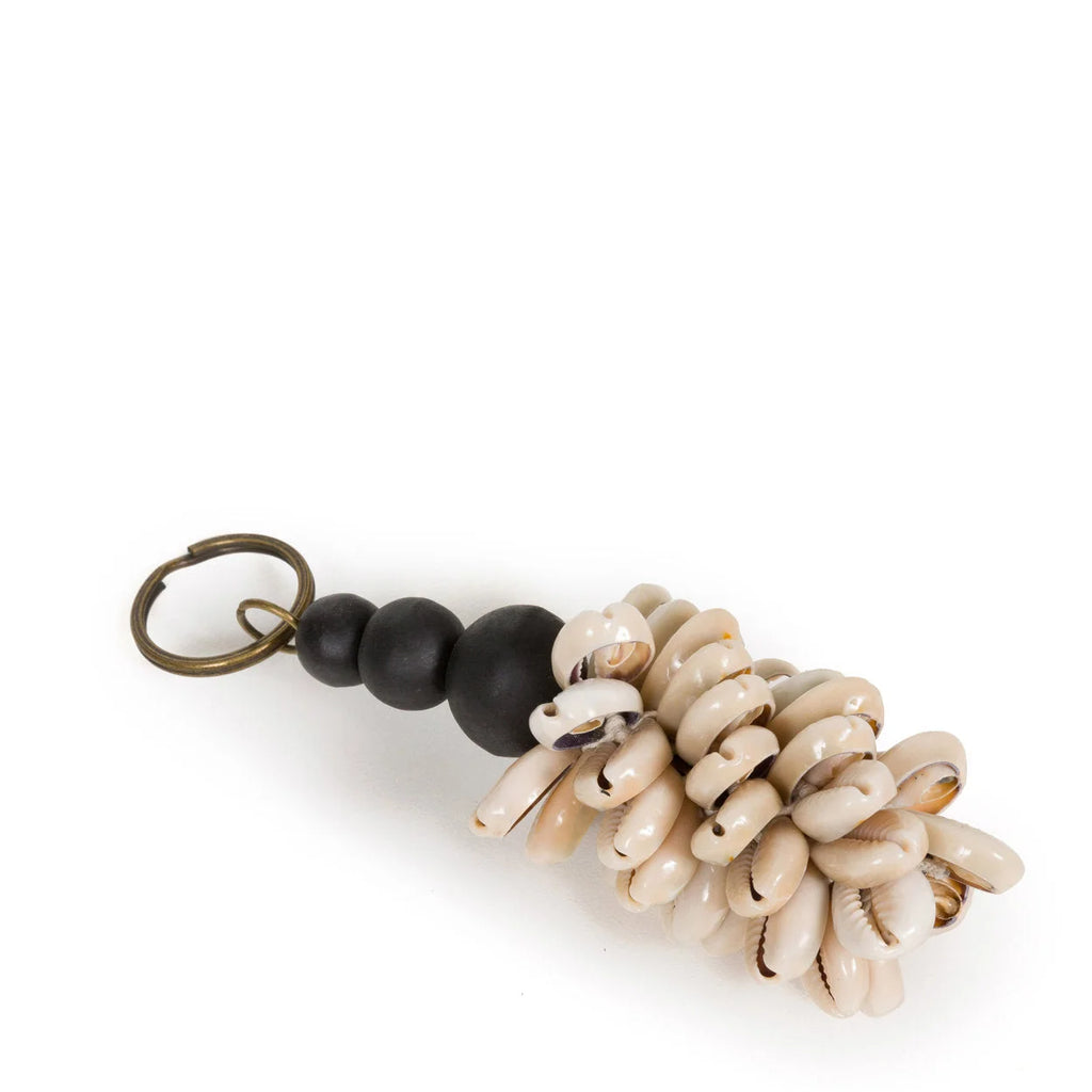 Porte-clés décoratif en coquille de cauri beige, perles en bois noir et anneau laiton