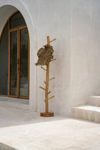 Porte-manteau arborescent en bois de teck naturel avec chapeau en paille suspendu