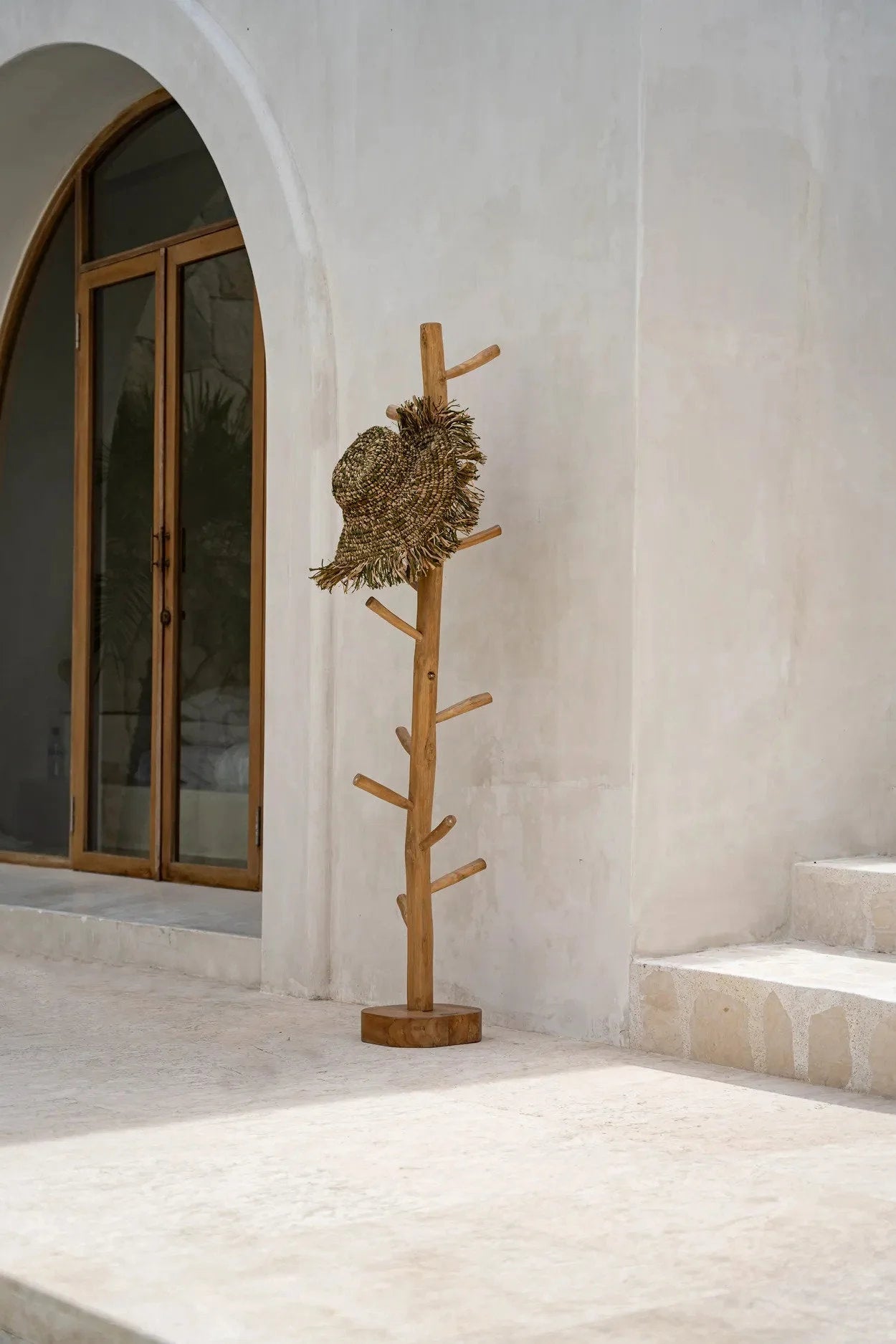 Porte-manteau arborescent en bois de teck naturel avec chapeau en paille suspendu