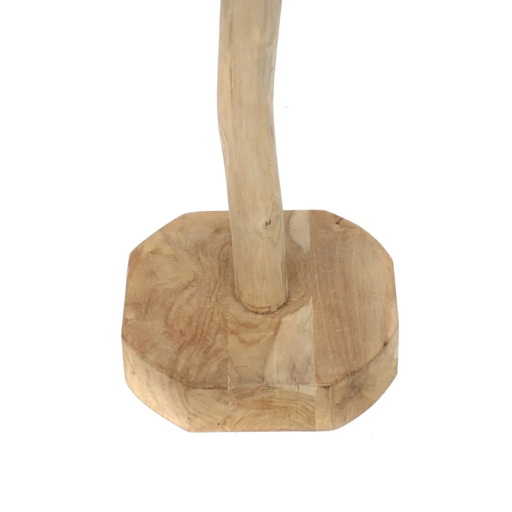 Base en bois sculpté avec un poteau courbé pour porte-manteaux en teck naturel H160cm