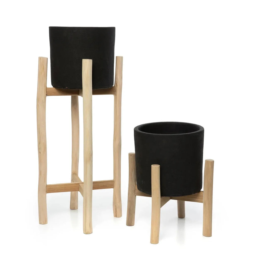 Porte-plante en bois naturel avec deux pots en terre cuite noire sur stands en bois léger