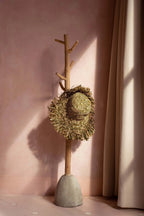Portemanteau en bois de teck clair base béton forme arbre – H150 cm
