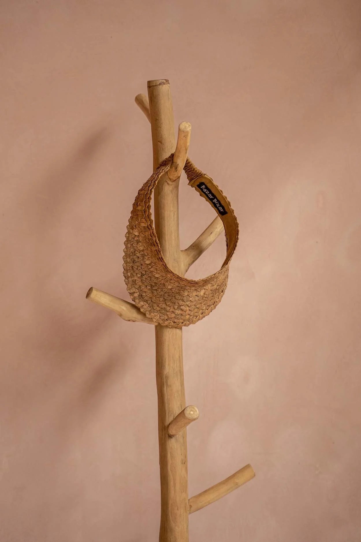 Portemanteau en bois de teck clair base béton forme arbre – H150 cm