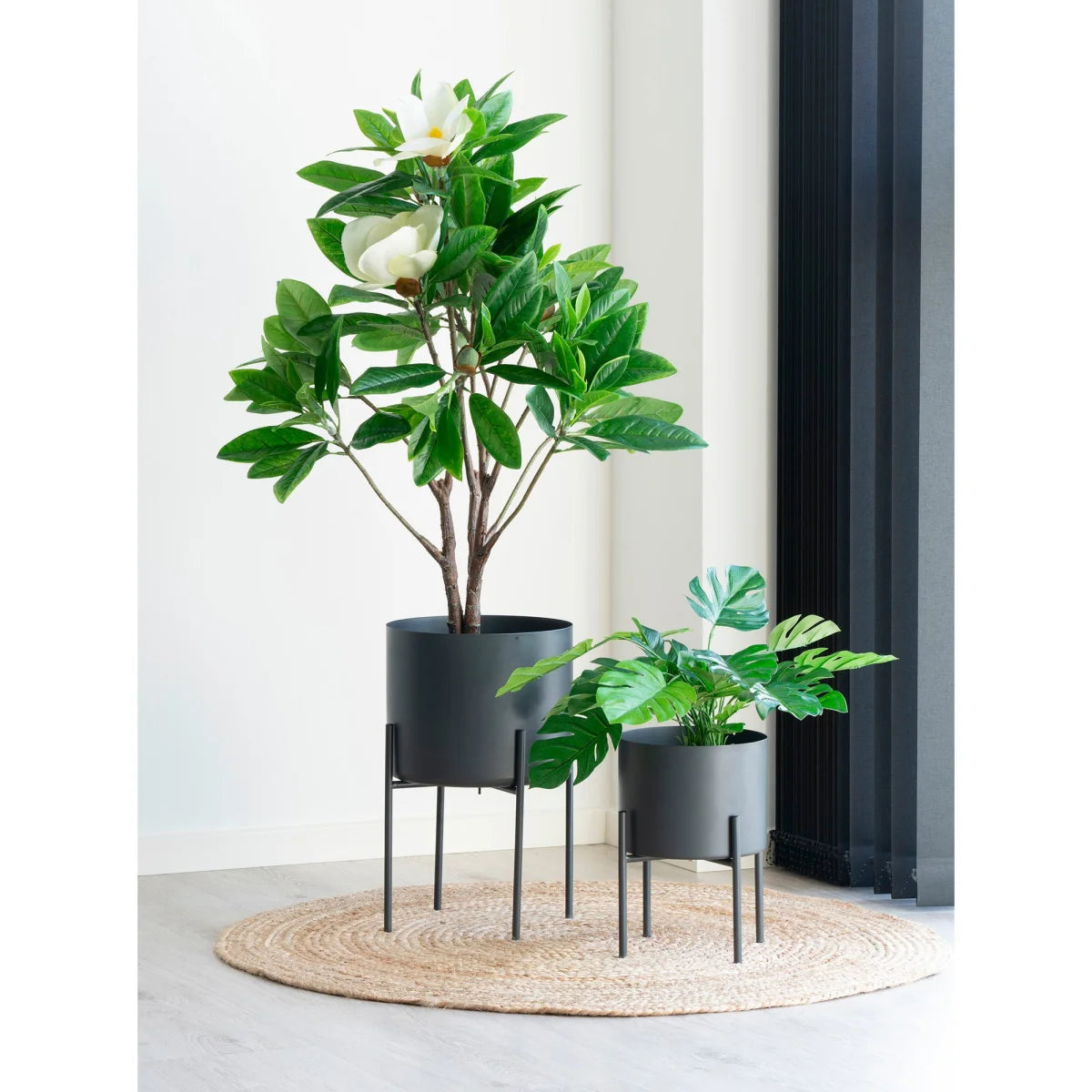 Arbre artificiel magnolia haut en pot cylindrique noir mat sur pieds métal fins