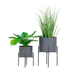 Pots de fleurs gris en acier mat cylindriques sur supports minimalistes, lot de 2, diamètre 21 cm