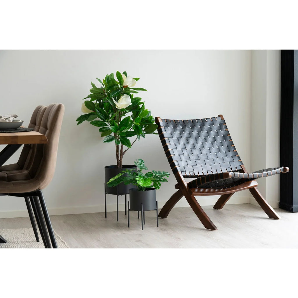 Chaise en cuir tissé noir élégante sur cadre bois foncé