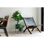 Chaise en cuir tissé noir élégante sur cadre bois foncé