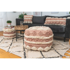 Pouf carré tissé rose et crème à franges en laine avec motif géométrique et rayé