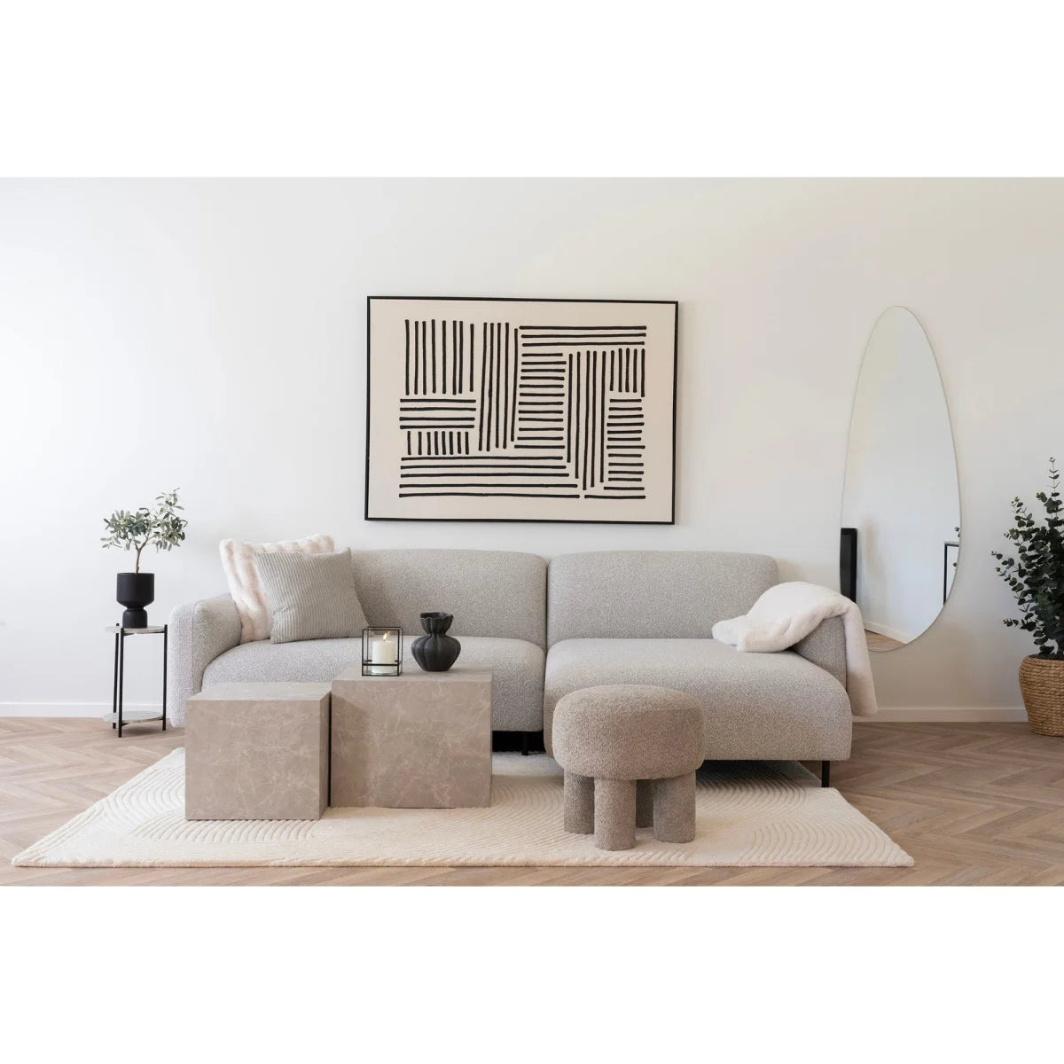 Canapé sectionnel beige texturé en tissu bouclé avec ottomane et tables cubes