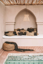 Coin salon marocain avec siège rond en jacinthe tressée et décoration en paille naturelle