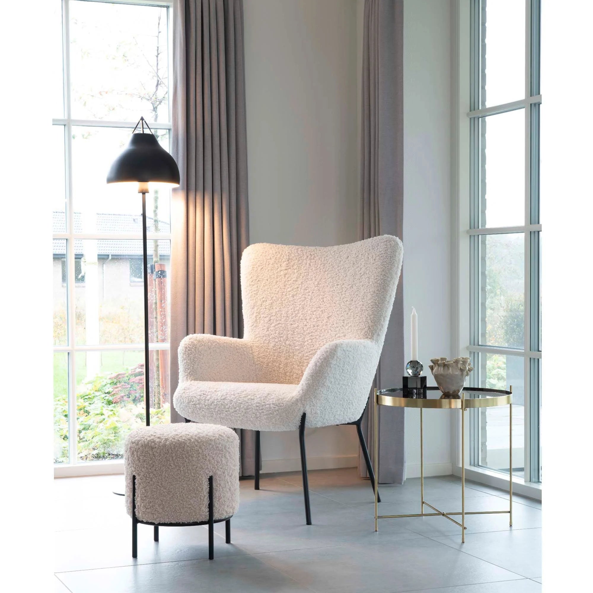 Fauteuil pouf rond en tissu bouclé écru, pieds métal noir, Ø35,5 cm