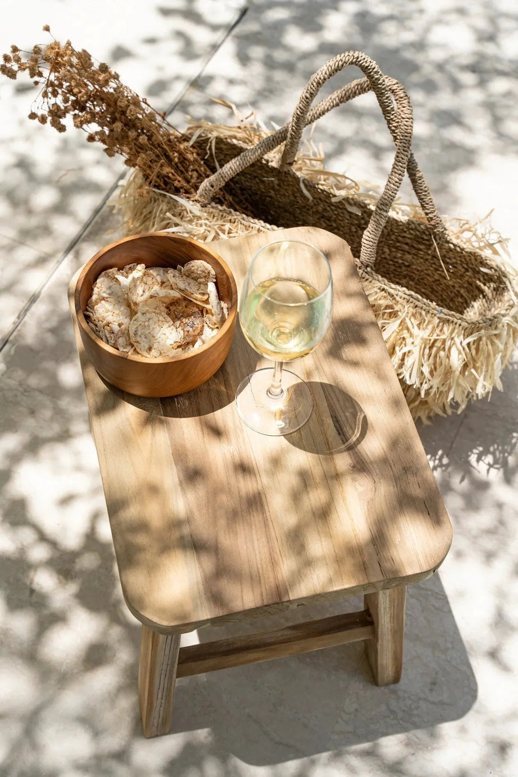 Tabouret en bois de teck naturel clair avec dessus arrondi pour Saladier en teck naturel 15 cm